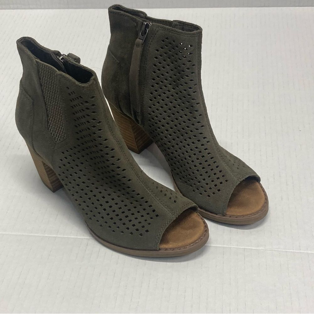 Majorca Peep toe Suede cutout chunky bootie heel TOMS olive green size 5.5 back